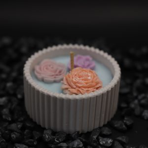 Lumânare artizanală în suport lucrat manual, cu flori decorative