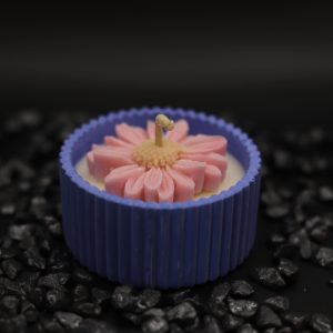 Lumânare artizanală în suport lucrat manual cu floare decorativă